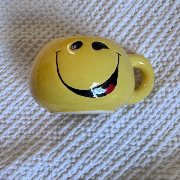 Vintage Smiley Face With Tongue Rare Space Yellow Mug - Picture 2 of 8